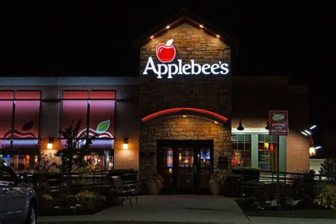 How much do applebee - At my Applebee's the host/hostess was tipped out 2% of each servers sales. And if there was more than one host/hostess working we had to divide that 2% among all of us with an hourly pay of $4.50. I'm pretty sure after my 3 months I get $2.50 an hour extra on top of my $14 an hour !
